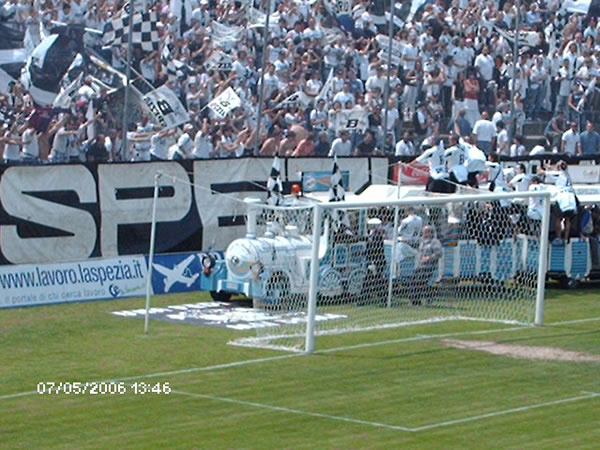 il trenino dello Spezia sotto la curva
