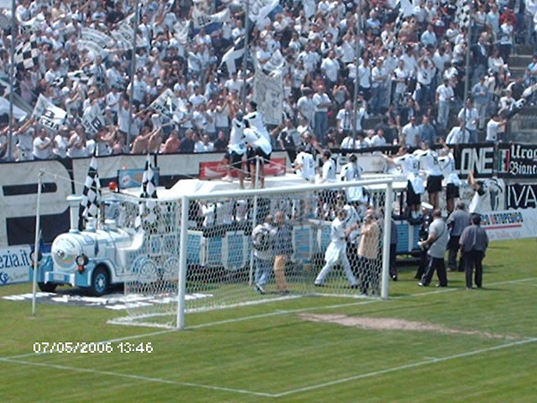 lo Spezia sul trenino sotto la curva