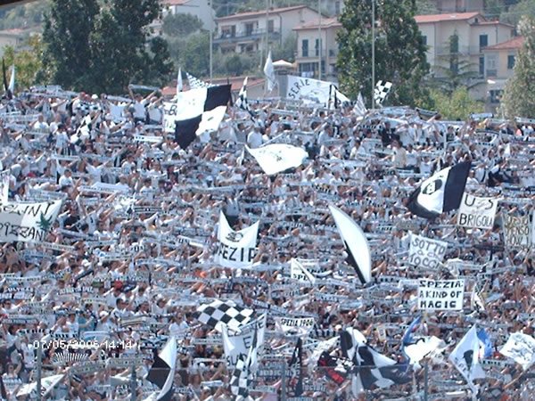 lo striscione degli US Brigola in curva